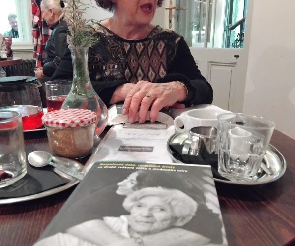 Daniela Grollová-Spenser: Rozpolcená doba, rozptýlené životy